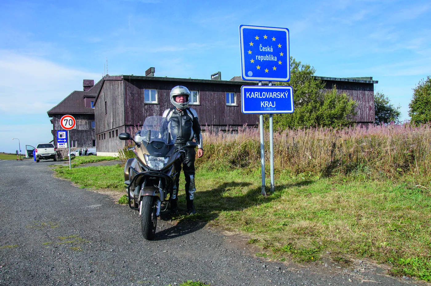 Motorrad am Grenzschild zum Karlovarský kraj