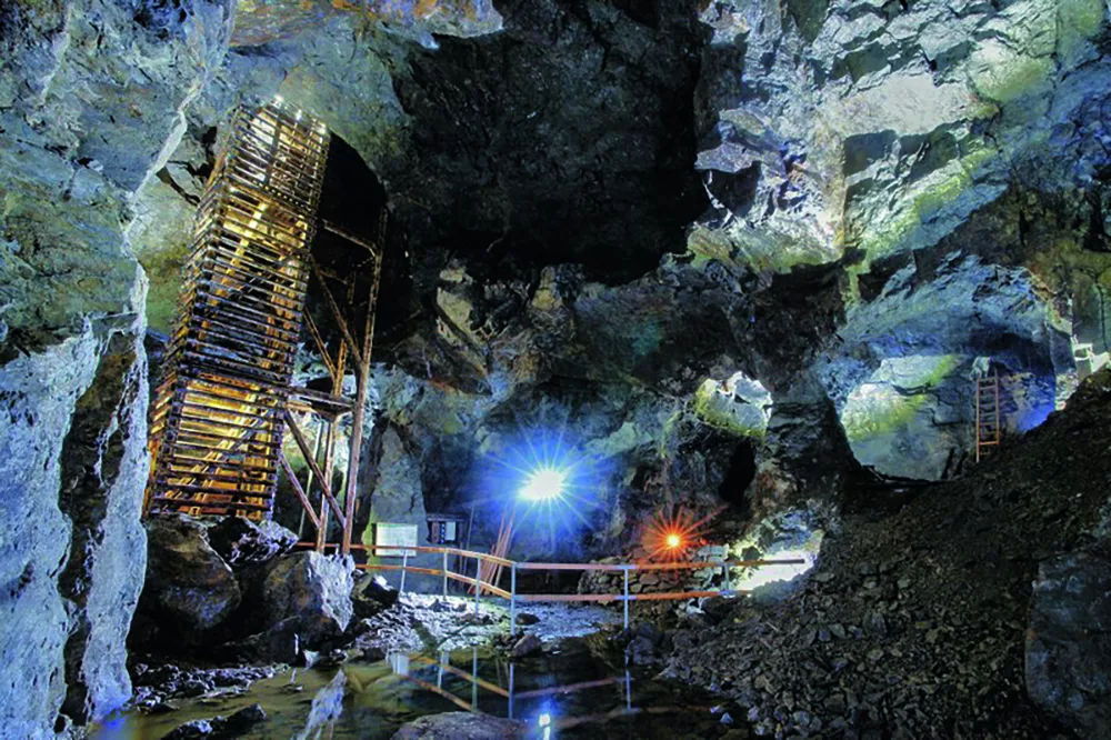 Beleuchtete Holzstiegen und Abbaukammer im Johannesstolln