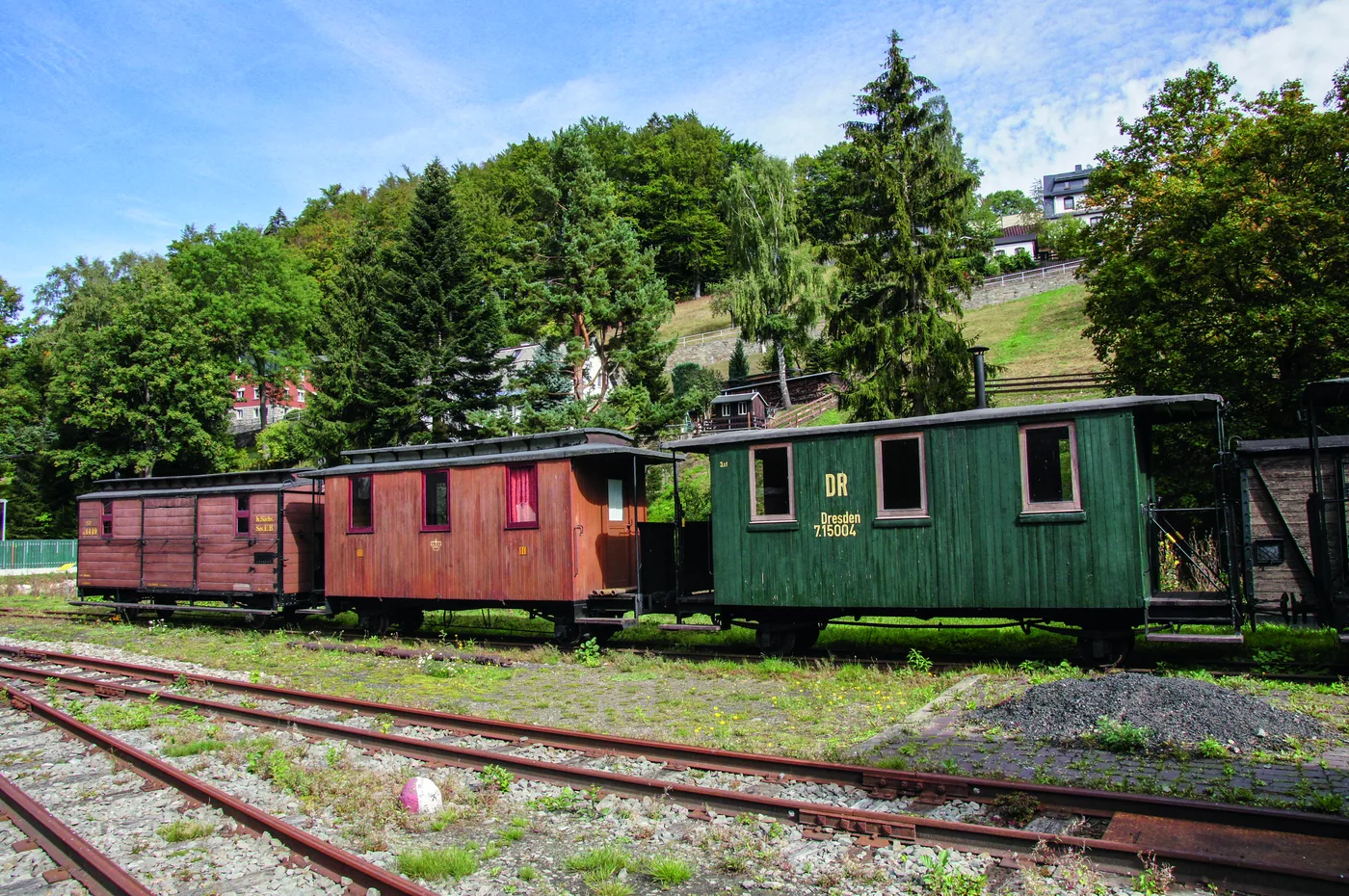 Historische Personenwagen einer Schmalspurbahn auf dem Museumsgleis